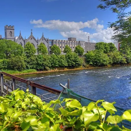 Center-3 Min Walk To Town Square *