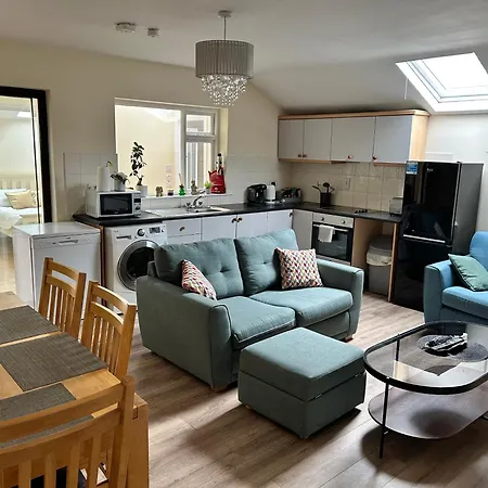 Center-3 Min Walk To Town Square *