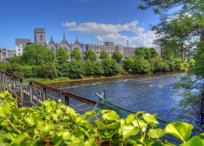 Center-3 Min Walk To Town Square *