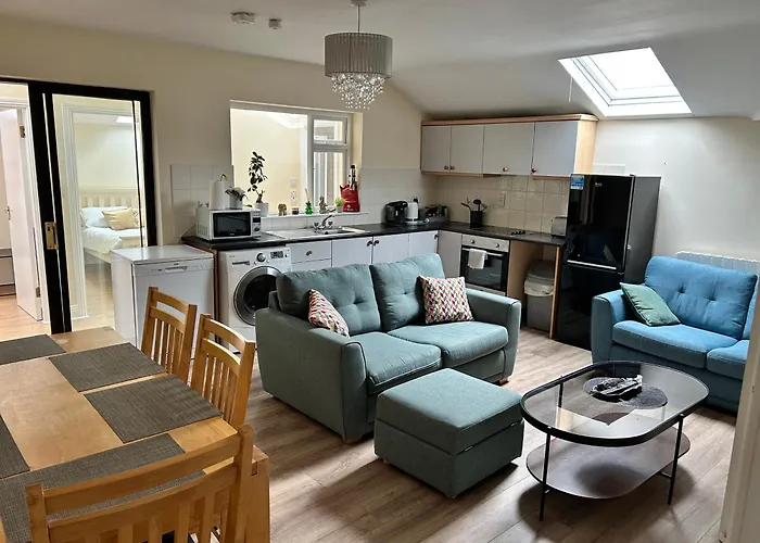 Center-3 Min Walk To Town Square *