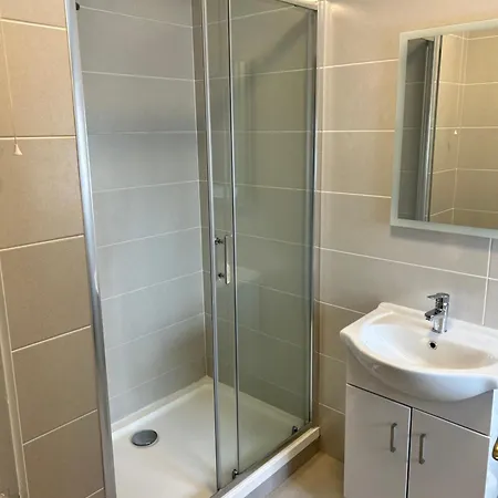 Center-3 Min Walk To Town Square גלוואיי