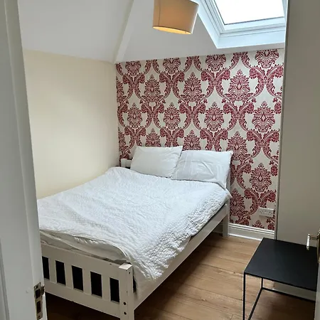 Center-3 Min Walk To Town Square דירה